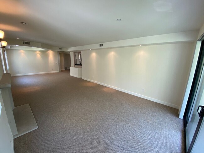 Building Photo - 11611 Montana Avenue, Unit 205
