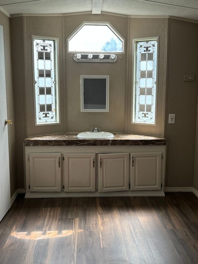 Building Photo - Great home with lots of space!