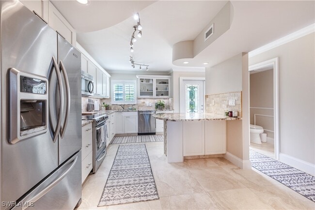 Building Photo - 800 River Point Dr