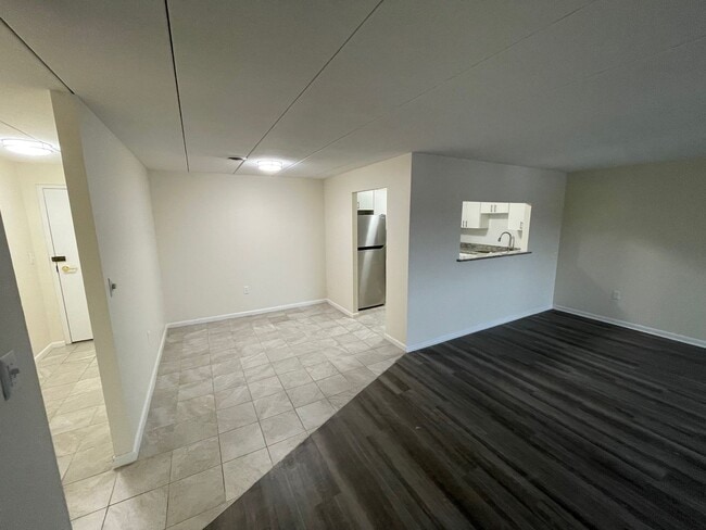 Building Photo - Suburban 2-bed with private balcony