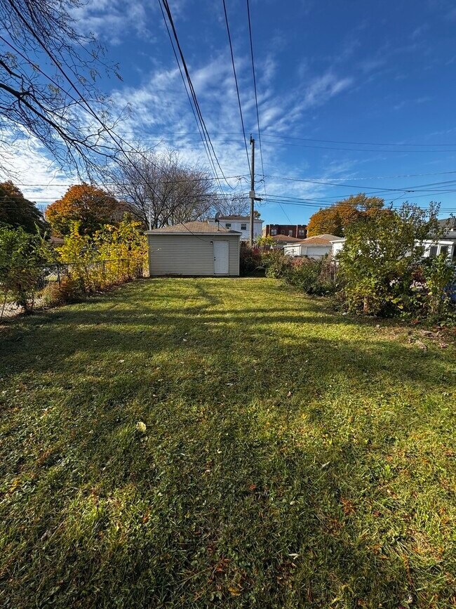 Building Photo - 9556 S Forest Ave