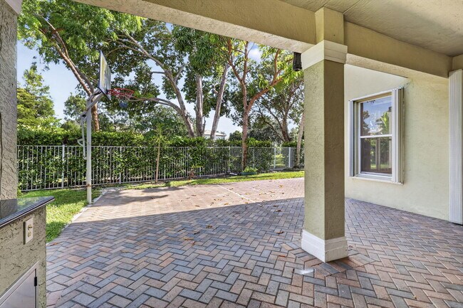 Building Photo - 9479 Sedgewood Dr