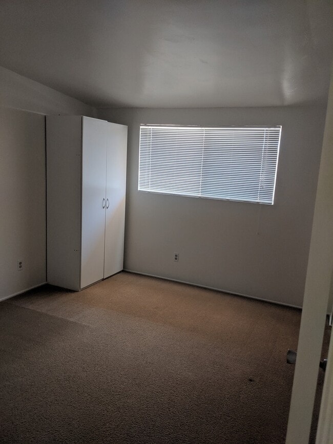Building Photo - R424