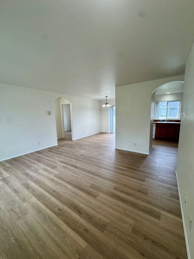 Building Photo - Newly Renovated Ranch Style Home!