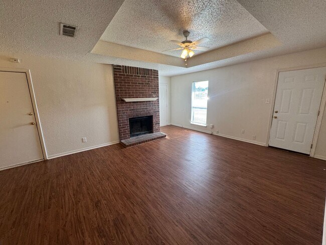 Building Photo - Cute duplex unit in NRH