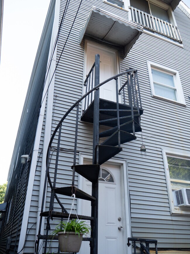 Building Photo - 2834 W Fletcher St