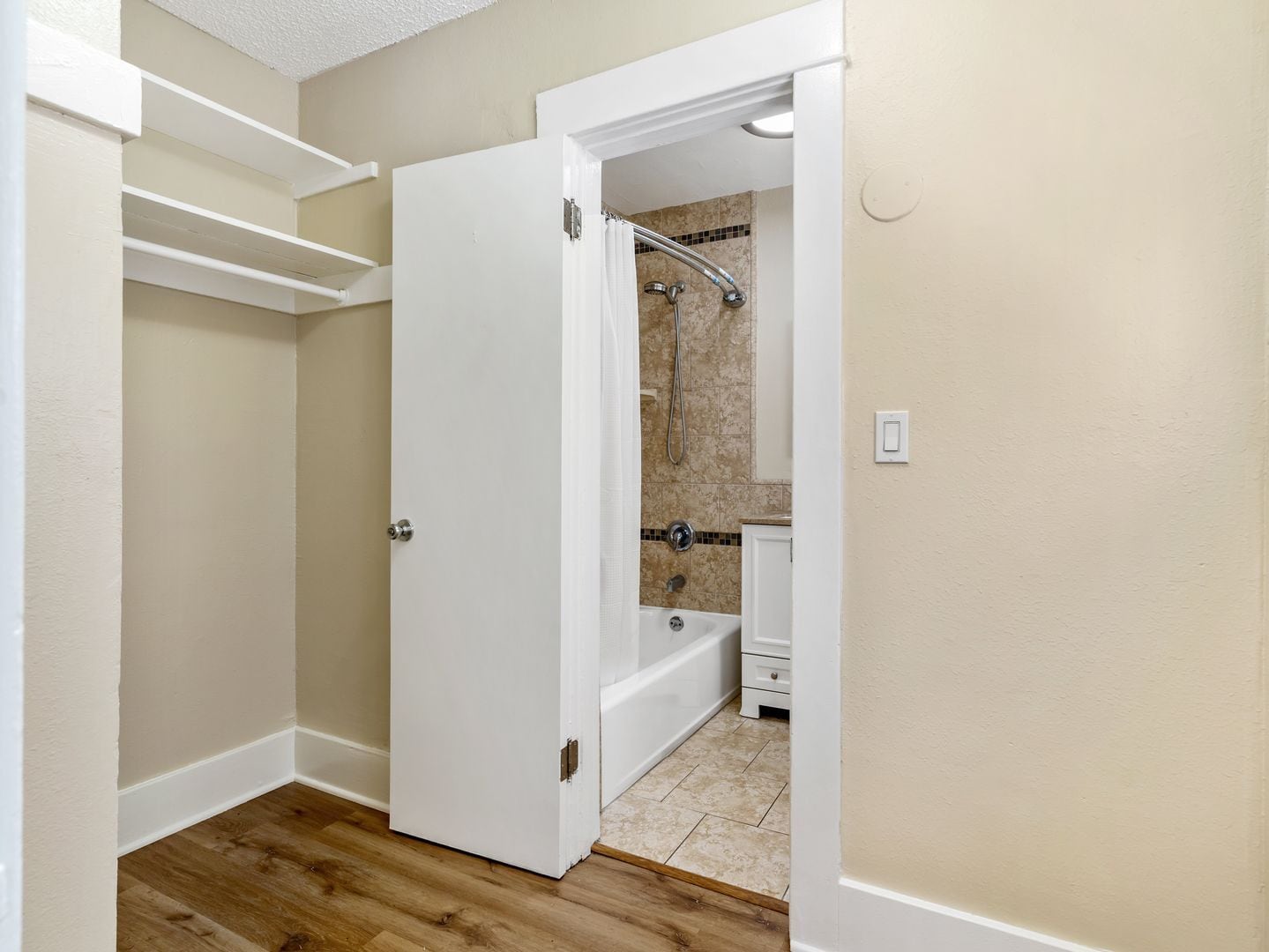 Building Photo - 1460 Gaviota Ave