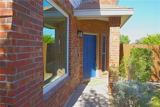 Building Photo - 27 Fern Ave W