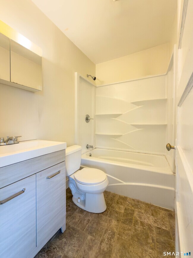 Building Photo - 72 Roosevelt Ave