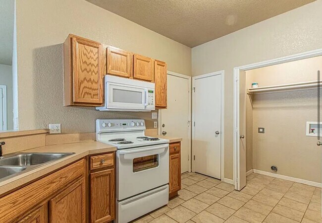 Building Photo - AVAILABLE NOW! (SECTION 8 ACCEPTED)