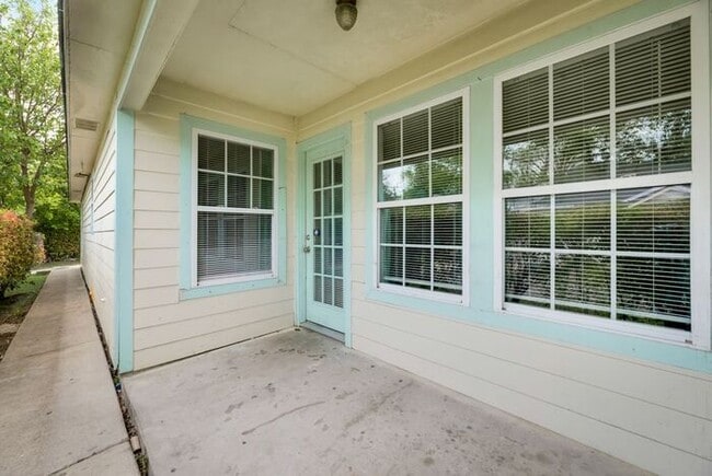 Building Photo - East Dallas Duplex