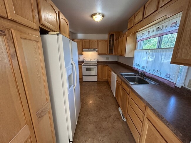 Building Photo - 5 Bed 2 Bath Home with 2 Car Attached Garage in Quiet Nice Neighborhood.