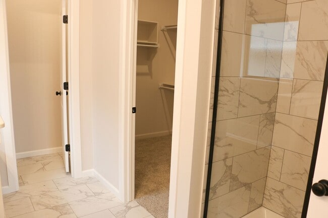 Building Photo - Brand New Home in Yukon!