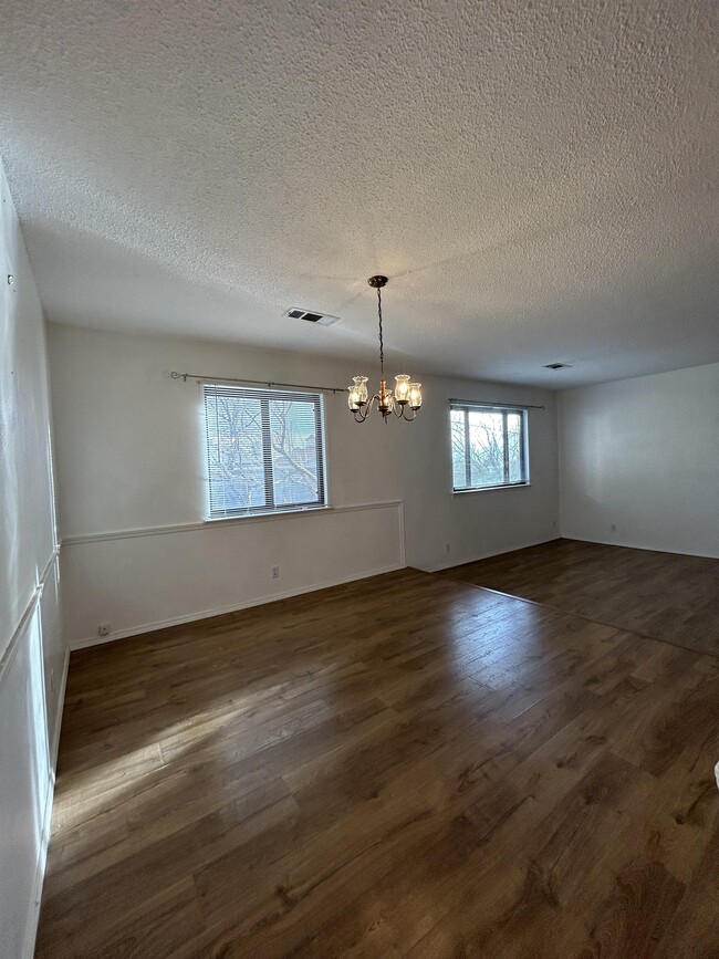 Building Photo - 12204 Baja Dr NE