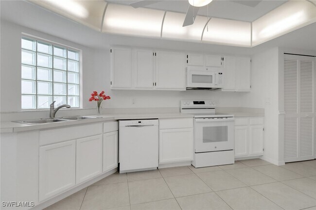 Building Photo - 9836 Luna Cir