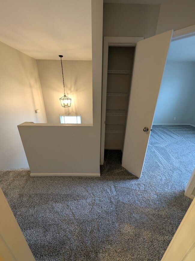 Building Photo - 908 S Mineral Dr