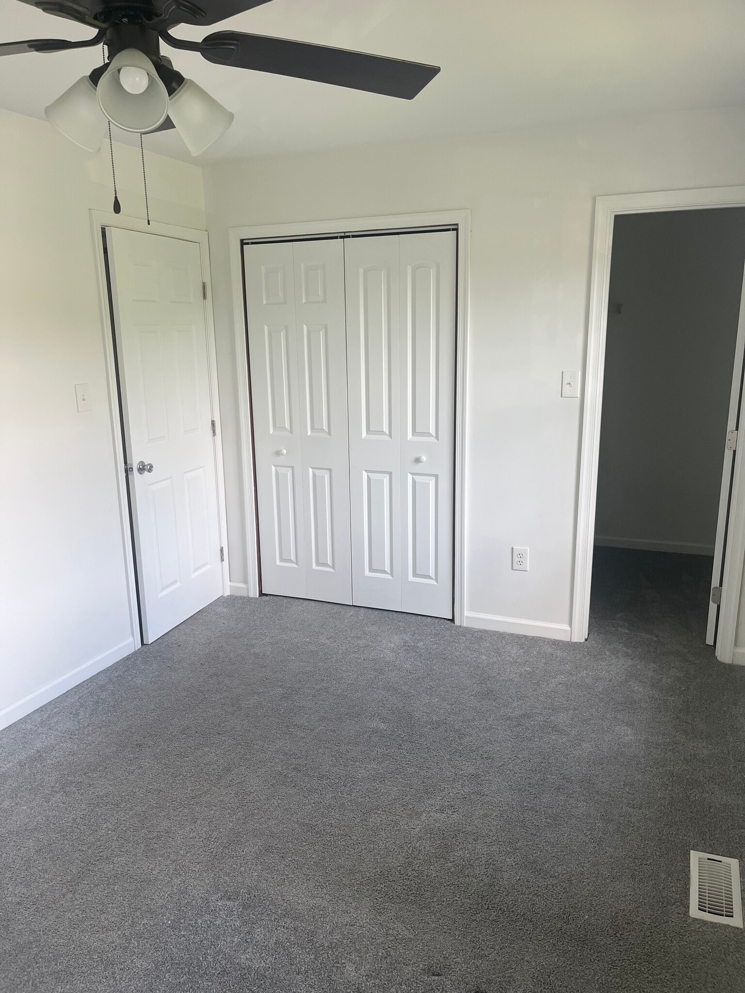 Second bedroom with walk in closet - 5136 Pecan Dr