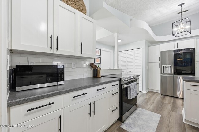 Building Photo - 2143 Lady Di Ln