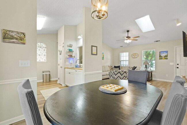 Building Photo - 529 Pointe S Dr