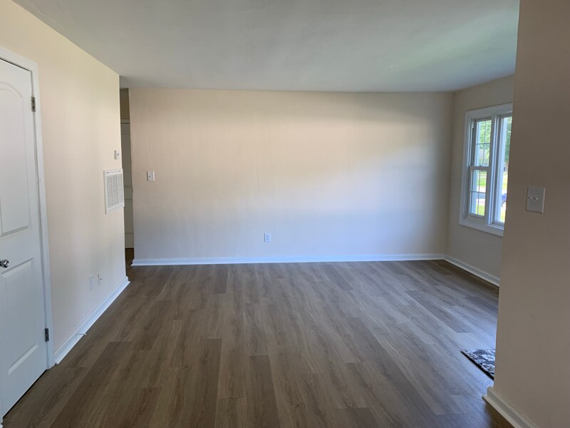 Building Photo - 631 Willow Dr