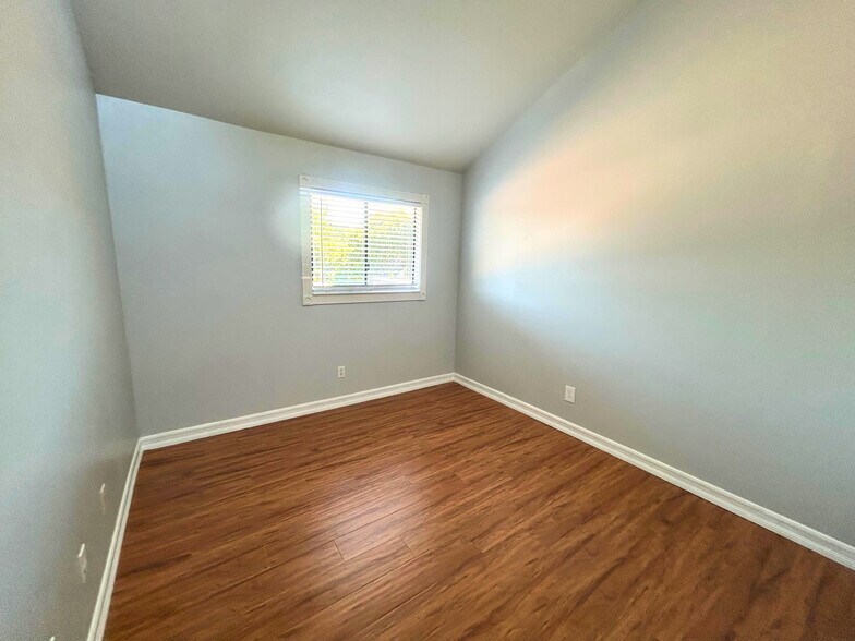 Building Photo - 631 Fairhaven Way