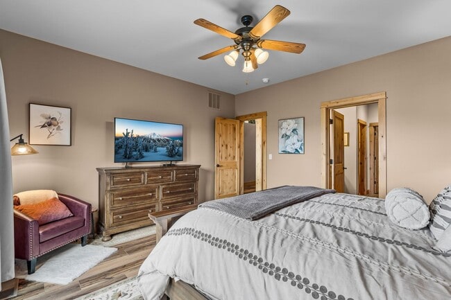 Building Photo - 3 Bed 2.5 bath plus Office/den-Townhome-Ri...