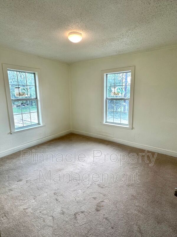 Building Photo - 717 E Harris Ave