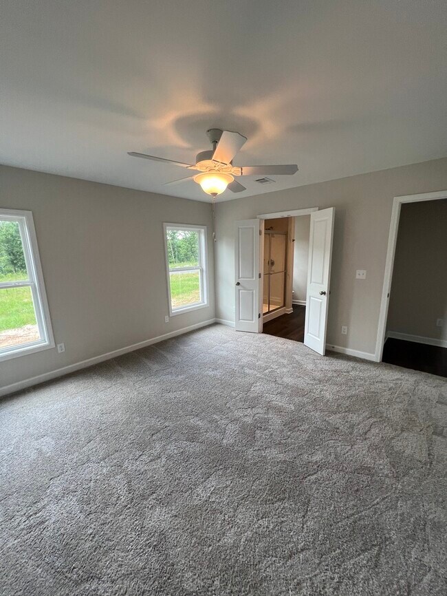 Building Photo - FIRST MONTH'S RENT FREE!