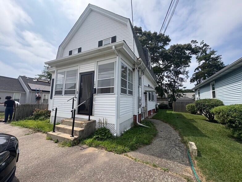 Primary Photo - 137 Worcester Ave