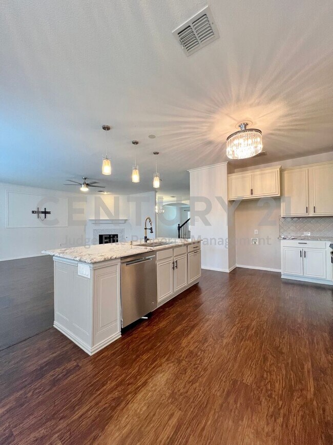 Building Photo - Fantastic 2-Story 5/3/2 in Fort Worth For ...