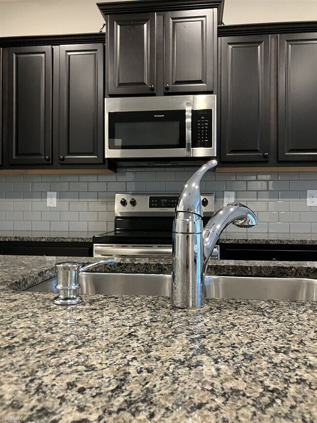 Building Photo - 3 br, 2.5 bath Townhome - 2531 Midnight Pe...