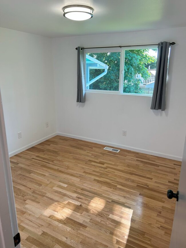 Building Photo - Renovated 3B, 2.25 BA House with garage in...