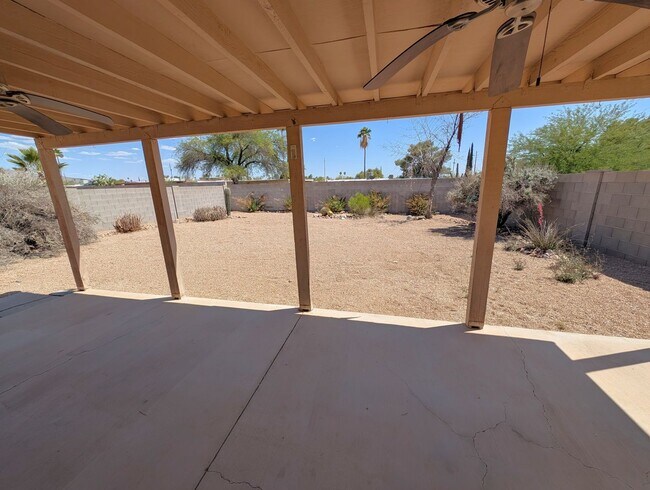 Building Photo - Convenient Tucson Eastside Home with 3 bed...