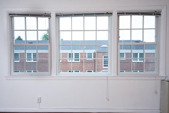 Building Photo - 5600 NE Sandycrest Terrace