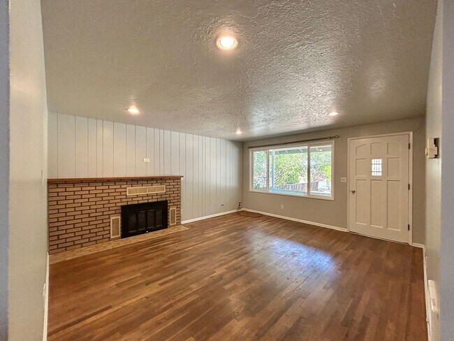 Building Photo - Spacious 3 Bed, 1.0 Bath House - Fully Fen...