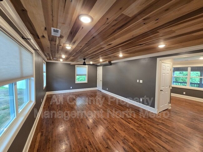 Building Photo - 545 Lakeview Dr