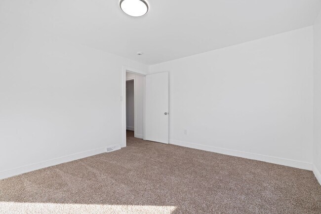 Building Photo - SCORE 50% OFF 1ST MONTH'S RENT IF SIGNED BY DEC 5! Beautiful 3 bedroom home in Beaver Falls avail...