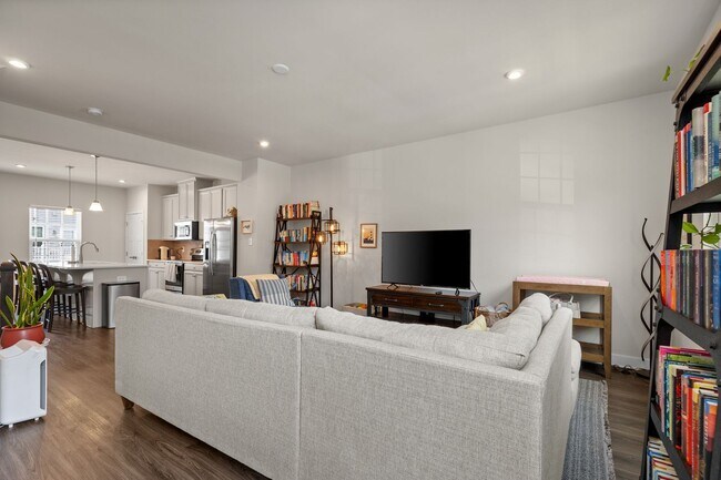 Building Photo - Luxurious three-story townhome with owner's suite and high-end finishes