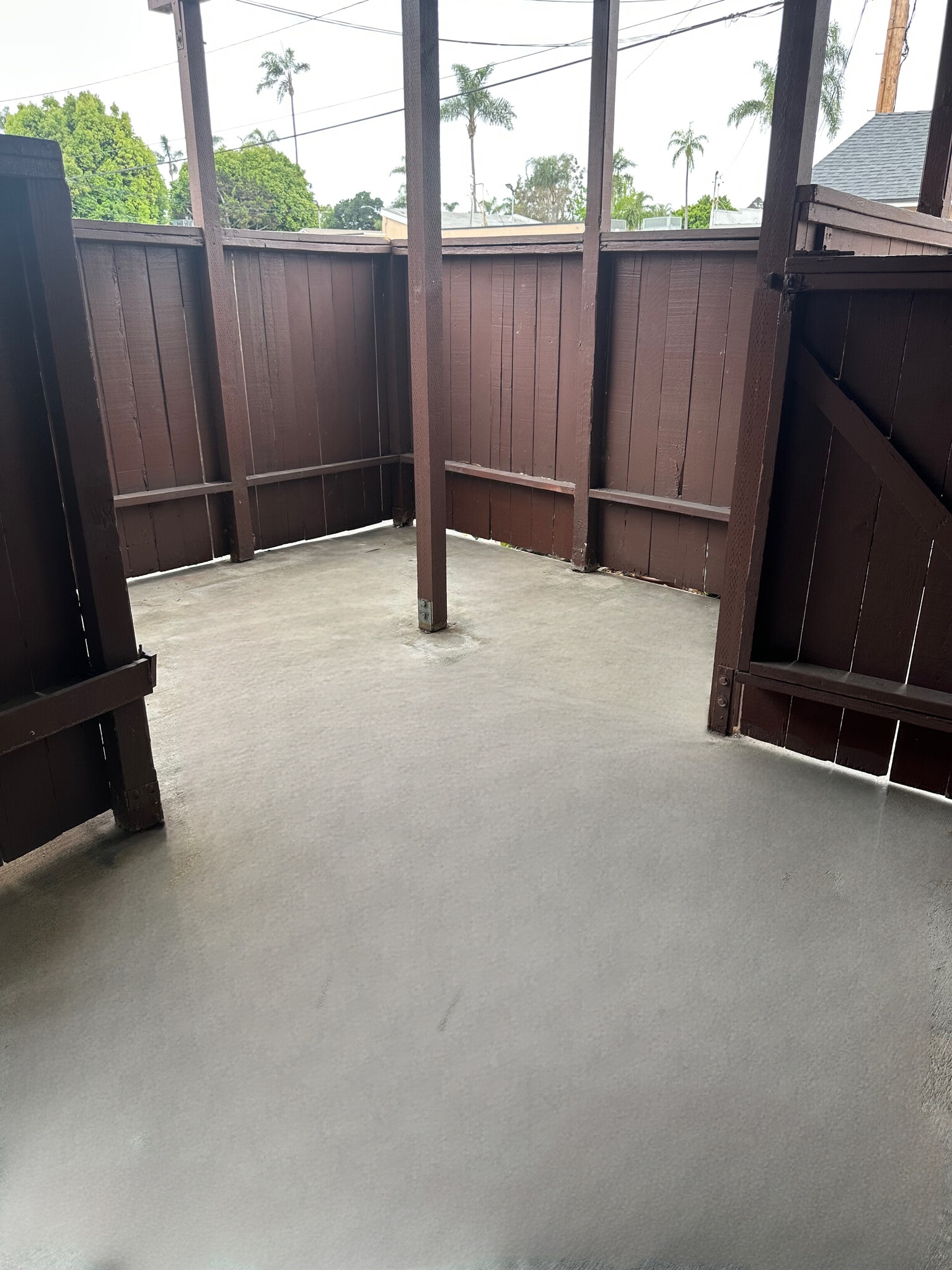enclosed patio - 1522 N Sycamore St