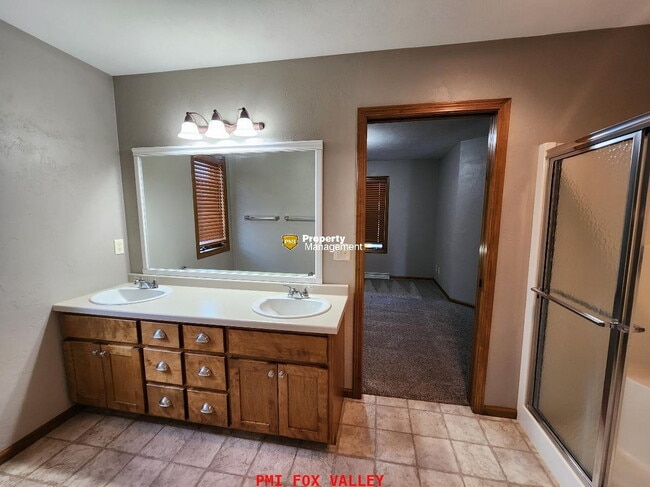 Building Photo - Large Side by Side Townhouse Greenville