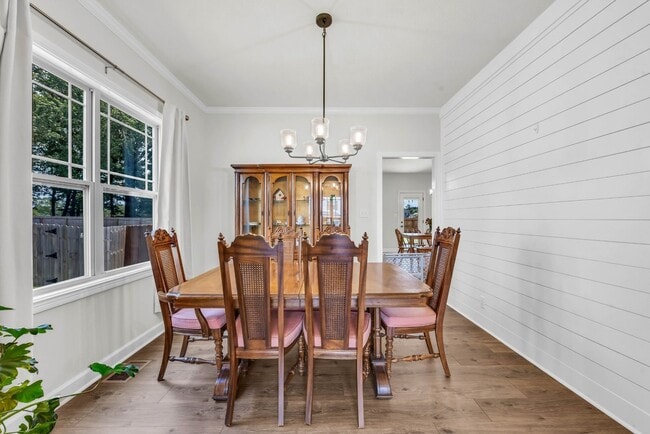 Building Photo - Pet Friendly Three Bedroom!