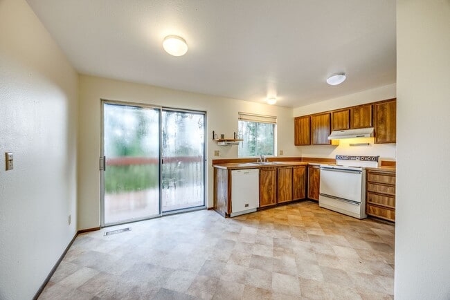 Building Photo - 4617 Basswood Ct SE