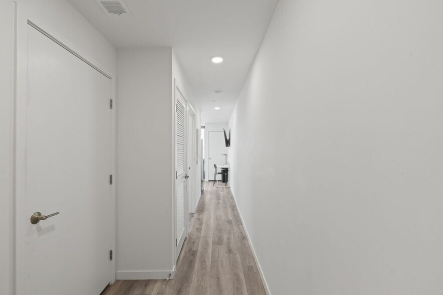 Building Photo - 501 N Perth St