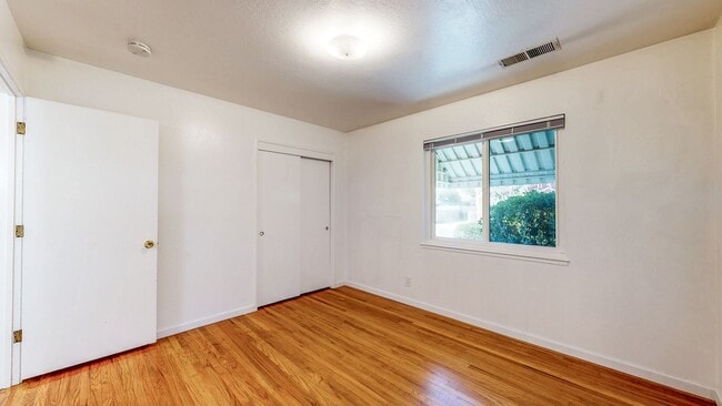 Building Photo - Delightful 2 Bedroom 1 Bath Unit with 1 Car Garage