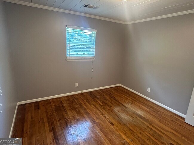 Building Photo - 1020 Tuxedo Ln