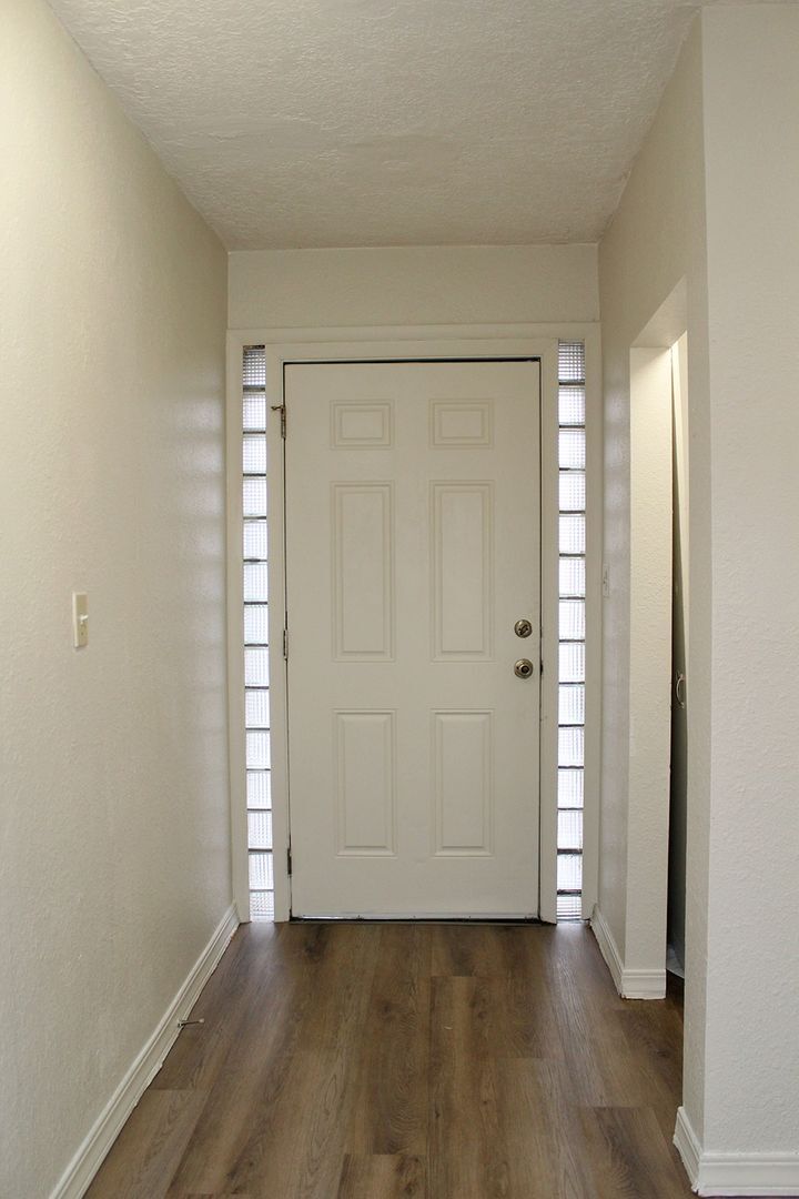 Building Photo - 7937-7937 N Fessenden St