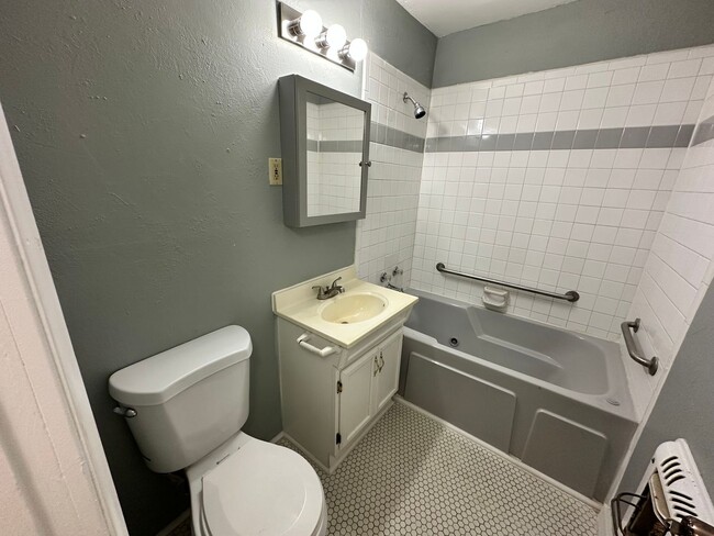 Building Photo - Move -in Special: Cute 3 bed 1.5 bath in W...