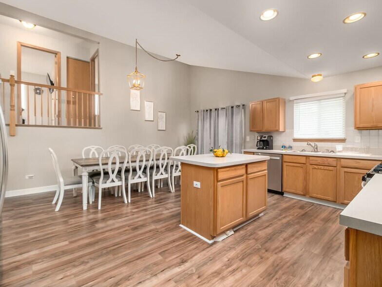 Building Photo - 1810 Wind Song Dr
