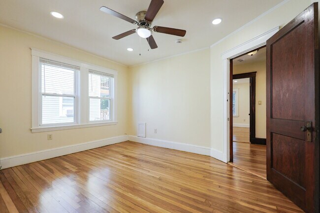 Building Photo - Available Now! Sunny & Large 3-Bedroom: In...