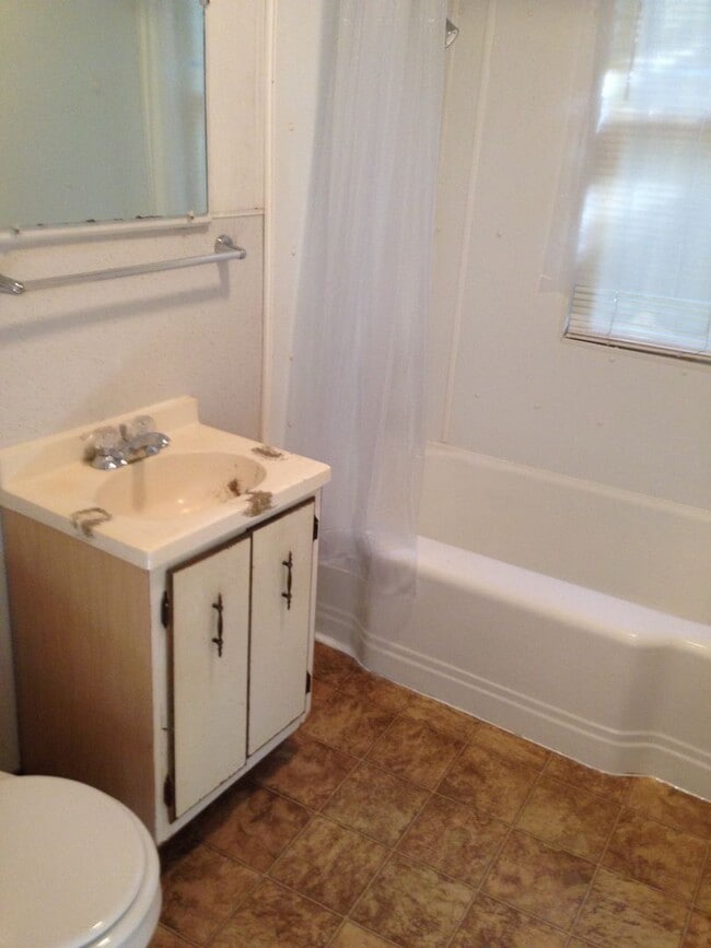 Building Photo - 3 bedroom / 1 bath House